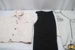 Lote de roupas femininas. Sendo uma jaqueta rosa tamanho P, uma blusa de surf e uma calça preta com detalhes nas pernas tamanho M