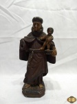 Antiga imagem de Santo Antonio com menino Jesus esculpido em madeira. Medindo 18cm de altura. Faltando uma mão.