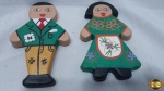 Casal de bonequinhos para pendurar em terracota com pintura de roupinhas verde. Medindo 13cm de altura