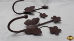 2 cabides para pendurar em ferro com pintura marron de flores com borboleta medindo 19cm de comprimento