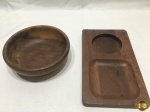 Lote composto de bowl e bandeja com divisões em madeira. Medindo a bandeja 26,5cm x 15,5cm.