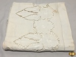 Toalha de mesa  em linho com bordado richelieu com manchas e alguns pontos soltos medindo 122 X 132 cm