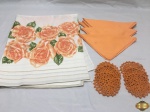 Lote de toalha de mesa com guardanapos, sendo uma toalha de mesa com bordado em fios prateados e dourados com desenho de rosas medindo: 160 X 134 cm, 6 guardanapos com marcas de guardado medindo: 38 X 38 cm e 6 porta copos em crochê