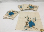 Lote de 12 guardanapos em linho com flores azul com marcas de guardado medindo 27 X 27