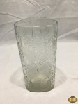 Vaso floreira em cristal lapidado. Medindo 19,5cm de altura.