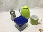 Lote composto de garrafa térmica, caneca, biscoiteira e açucareiro. Medindo a garrafa térmica 16,5cm de altura.