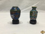 Lote de 2 miniaturas de vasos em bronze esmaltado clossone com peanha em madeira. Medindo 6,5cm de altura.