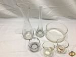 Lote composto de vaso floreira, decanter, bowl e copos em vidro. Medindo o decanter 25,5cm de altura.