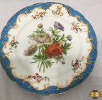 Prato decorativo em porcelana com pintura floral. Medindo 24,5cm de diâmetro.