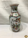Vaso floreira em porcelana com pinturas oriental. Medindo 24cm de altura.