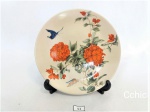 Prato decorativo em porcelana oriental com cenas de flores e borboletas. Medida: 15cm de diametro. Acompanha suporte.