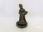 Escultura em petit bronze representando Homem com livro marcado Italy na base. Medida: 17cm de altura.