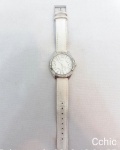 Relógio de pulso feminino pulseira em couro branco e mostrador decorado com pedras marca Guess. Não testado. Funcionamento desconhecido.