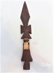 Ponta de lança em madeira entalhada. Medida: 32,5cm de comprimento.