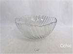 Saladeira em vidro grosso retorcido com bordas recortadas. Apresenta bicado na borda. Medida: 24cm de diametro x 10cm de altura.