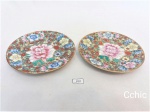 Lote de 2 pratos de sobremesa decorados com flores e ouro em porcelana oriental. Medida: 15cm de diametro.