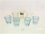 Lote com 07 peças contendo copos deicor. Sendo 4 copos para cachaça sextavados, medindo 4,5cm de altura, 2 copos de doses tipo americanos, medindo 5,5cm de altura e 1 caneca decorada com flores, medindo 6cm de altura.