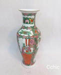 Vaso  porcelana oriental selo vermelho decorado com  gueixas. Medida 31 cm de altura ,10 cm de diametro