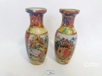 Par de vasos com rica policromia em porcelana oriental. Medida 15 cm de altura, sem marca na base