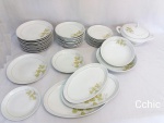 Aparelho de jantar  40 peças porcelana  Steatita decorado com folhas. Contem  12 pratos rasos, 12 pratos fundos, 9 pratos de sobremesa, 2 travessas redondas fundas, 3 travessas ovais,1 sopeira