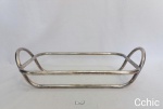 Suporte para pirex retangular em metal prateado. Medida: 29x19cm de comprimento e 6cm de altura.