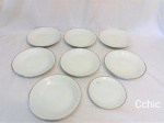 Conjunto de 8 peças com pratos fundos e de sobremesa em porcelana Renner. 7 pratos fundos medindo 22cm de diametro e 1 prato de sobremesa medindo 17cm de diametro.