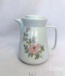 Bule de café decorado com flores em porcelana branca Pozzani. Medida: 17cm de altura. Tampa em plástico.