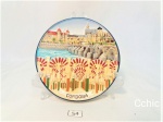 Prato decorativo tema cidade de Córdoba em porcelana com suporte. Medida: 10cm de diametro.