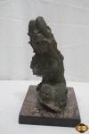 Escultura de mulher abaixada em bronze com base de mármore. Medindo 24cm de altura.