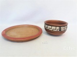Lote 2 peças bowl e prato cerâmica marajoara. Medida: Prato: 24cm de diametro, Bowl: 13cm de diametro.