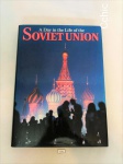 Livro - A Day in the Life of the Soviet Union. Com 236 páginas. Livro em inglês.