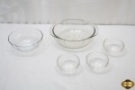 Lote composto de 3 cumbucas para sobremesa e 2 bowls para servir em vidro. Medindo o bowl maior (com bicado) 22,5cm de diâmetro x 8cm de altura.