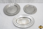 Lote de 3 travessas em aço inox, sendo 2 redondas e 1 oval. Medindo a oval 31,5cm x 22,5cm.