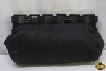 Clutch em cetim preto drapeado com fechamento em acrilico da BCBG MAXAZRIA. Medindo 30cm x 14cm