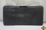 Clutch em couro cinza da Milly. Medindo 31cm  17cm