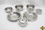 Lote composto de 4 bowl, 2 pãozeiras e 1 açucareiro em aço inox. Medindo as pãozeiras 22,5cm de diâmetro x 4cm de altura.