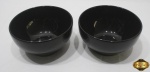 Jogo de 2 bowls em porcelana preta. Medindo 14cm de diâmetro x 7,5cm de altura. Peças com bicado na base, nada que prejudique a beleza e utilização.