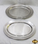 Lote composto de 2 travessas redondas em aço inox Wolff. Medindo a maior 48cm x 36cm.