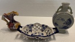 Lote contendo: 2 vasos em porcelana e cerâmica, medindo: 10 cm e 15 cm, travessa cerâmica, medindo: 17 cm comp.