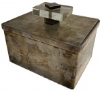 Caixa em metal espessurado a prata, medindo: 13 cm x 10 cm x 8 cm alt.