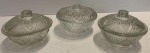 Lote contendo: 3 potes de vidro com tampa, medindo: 15 cm diâmetro aprox.