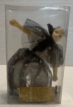 Antiga boneca na embalagem, medindo: 16 cm alt.