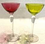 Par de belas taças longas coloridas em cristal para licor, medindo: 15 cm alt.