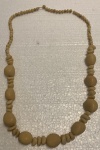 Colar elegante de material sintético, medindo: 92 cm comp.