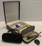 Maravilhoso Kit de MARIO GALBATTI, para festa, contendo: bolsa de mão, porta óculos e hastes de óculos. NO ESTOJO.