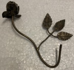 Linda de solitária Rosa em prata, medindo: 15 cm comp;.