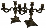 Par de belos candelabros para 3 velas em metal espessurado a prata, medindo: 21 cm alt.