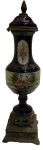 Magnifica ânfora europeia em porcelana pintada a mão, medindo 43 cm alt.