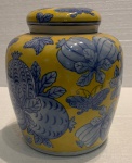 Cachepout oriental em porcelana pintado a mão, medindo: 21 cm alt.