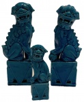 Lote contendo: 3 cães de fo e cerâmica vitrificada na cor predominante azul, medindo: 12 cm alt pequeno e 21 cm alt. grande
